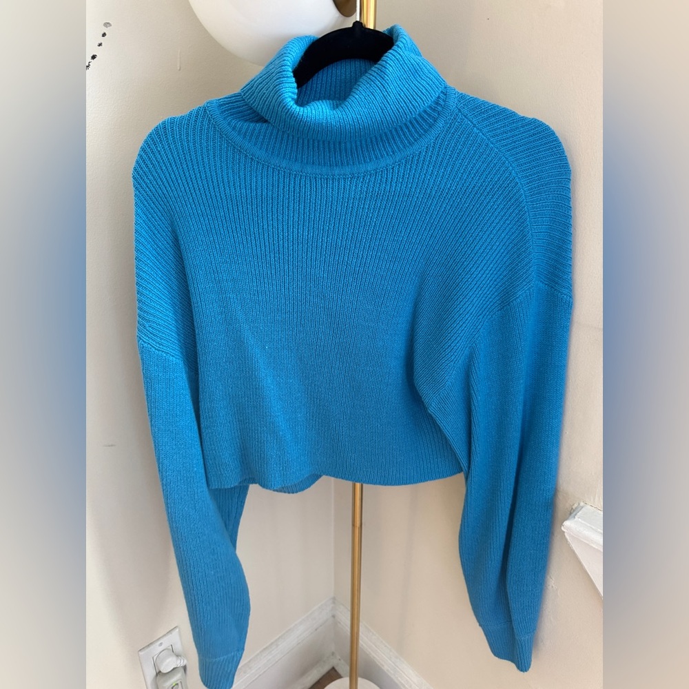 H&M cropped Turtleneck sweater- small